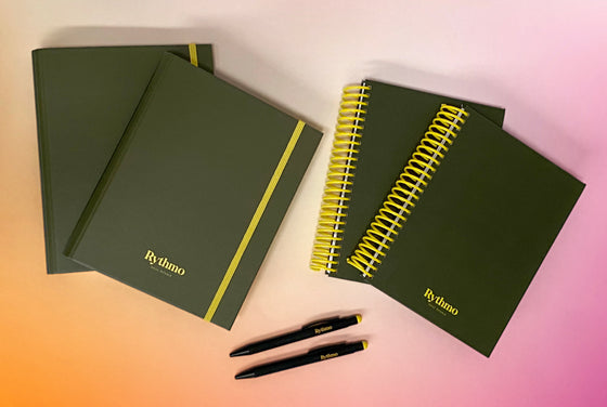 Pack Rythmo en Pareja: Dos guias atemporales para mejorar tu productividad y bienestar personal , dos cuadernos de rayas con calendario anual y dos bolígrafos de regalo